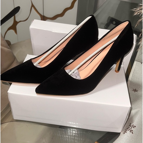 I ordered size US9 and they were small, they are new - Picture 2 of 2